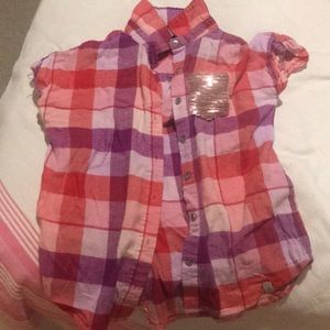 I am selling a plaid buttons up shirt